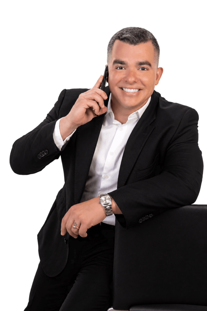 Rodrigo Marques conversando ao telefone
