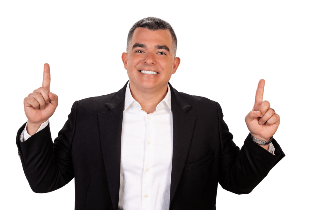 Rodrigo Marques apontando para o formulário de contato
