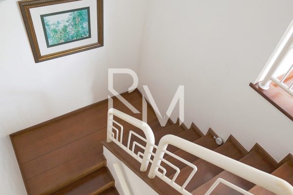 Escada de acesso para o segundo pavimento