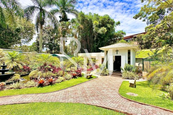 Jardim com acesso à capela