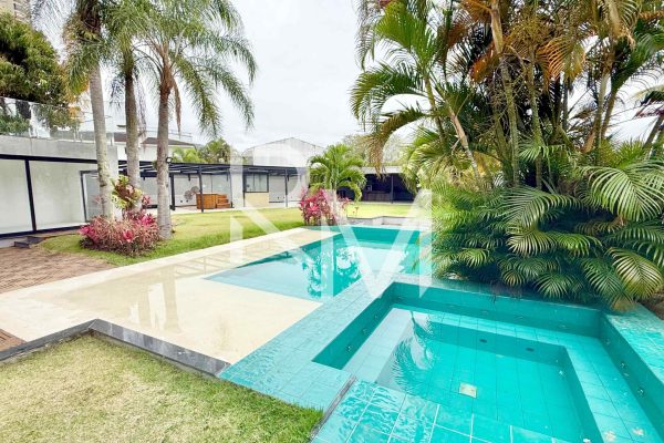 Piscina com hidromassagem