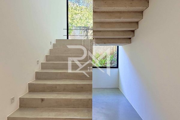 Escada de acesso ao segundo pavimento